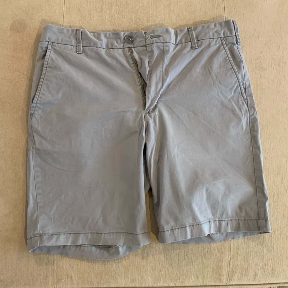 IZOD men’s shorts. Flat front. Grey
